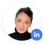 Frau mit dunklem Haar, schwarzem Rollkragenpullover, LinkedIn-Logo.